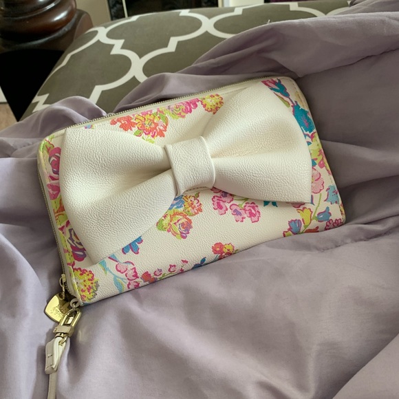 ❌SOLD❌ Betsey Johnson Wallet Lot (5 Wallets) - Picture 3 of 15